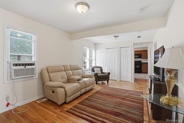 114 Waterly Avenue, Waterford Charter Township, MI 48328