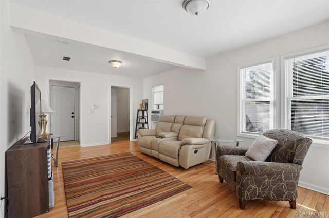 114 Waterly Avenue, Waterford Charter Township, MI 48328