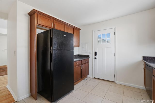 114 Waterly Avenue, Waterford Charter Township, MI 48328