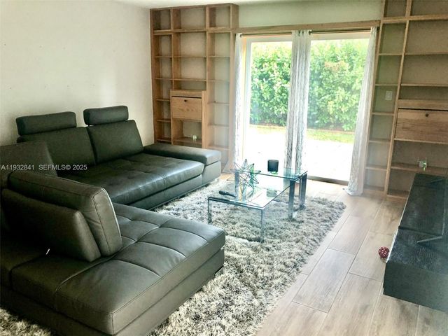 15660 SW 100 AVE, Miami, FL 33157