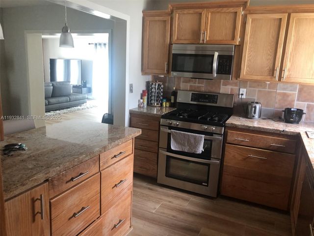 15660 SW 100 AVE, Miami, FL 33157