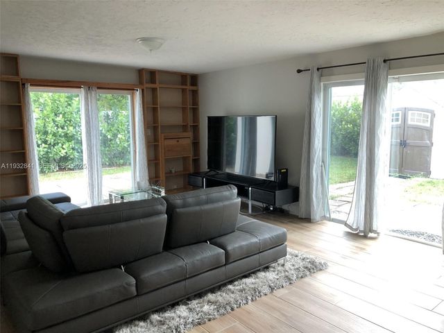 15660 SW 100 AVE, Miami, FL 33157