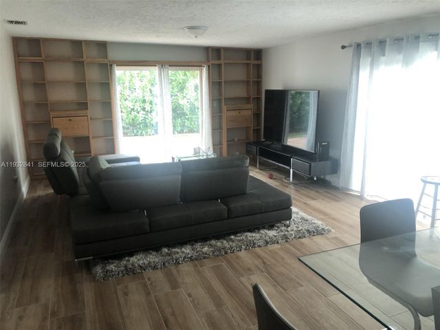 15660 SW 100 AVE, Miami, FL 33157