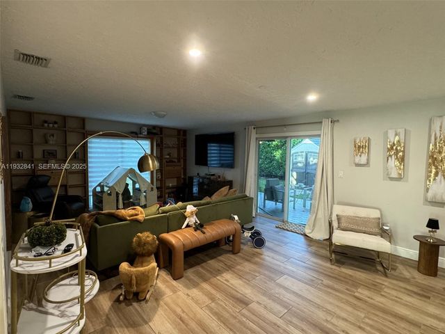 15660 SW 100 AVE, Miami, FL 33157