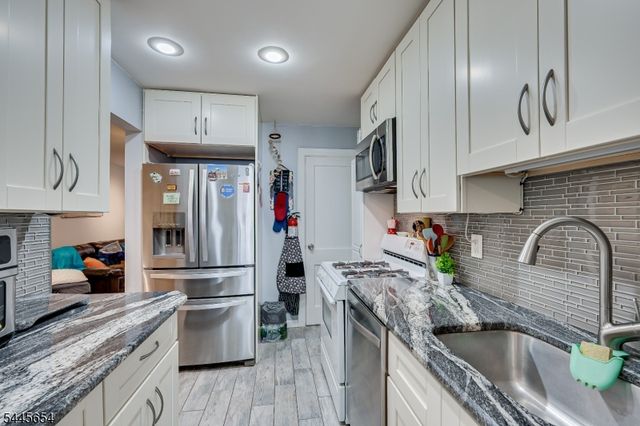 828 N Stiles St, Linden City, NJ 07036