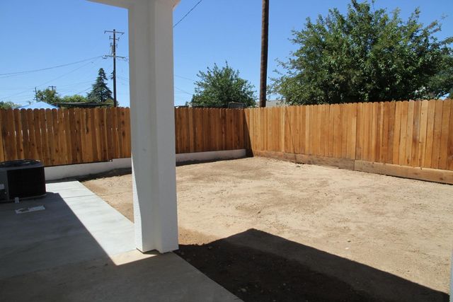 728 W Vassar Avenue N, Fresno, CA 93705