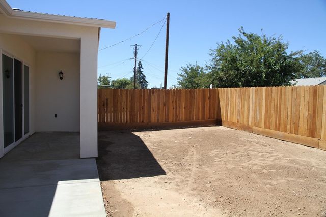 728 W Vassar Avenue N, Fresno, CA 93705