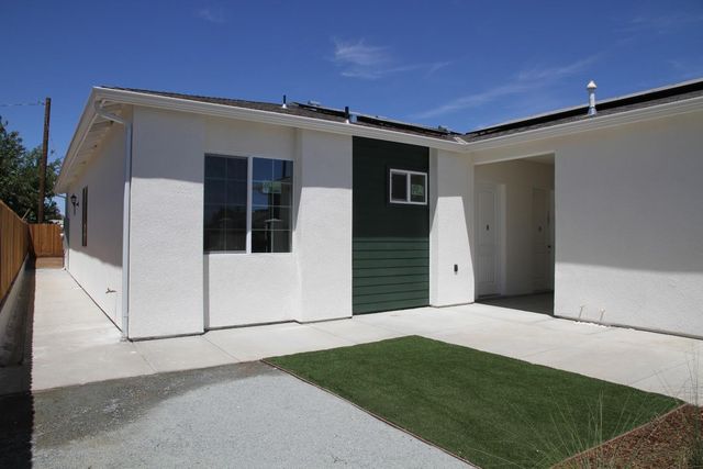 728 W Vassar Avenue N, Fresno, CA 93705