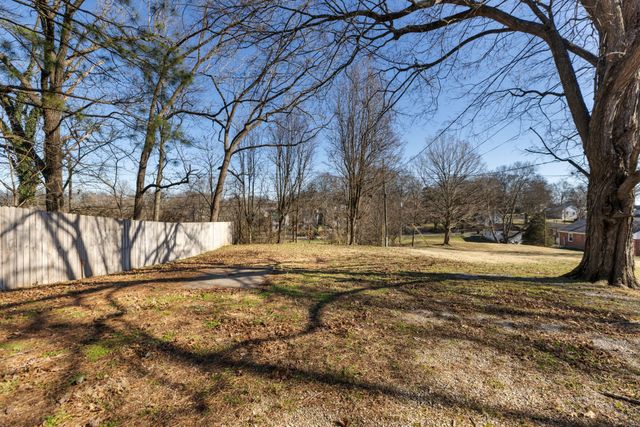 1815 Dimple Ct, Columbia, TN 38401