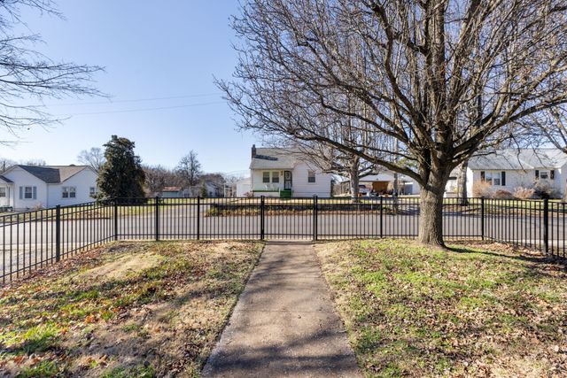 1815 Dimple Ct, Columbia, TN 38401