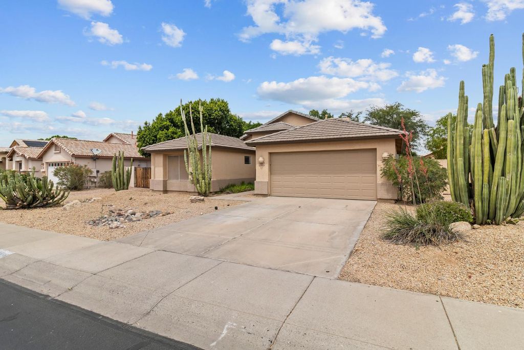 8368 W Paradise Drive, Peoria, AZ 85345