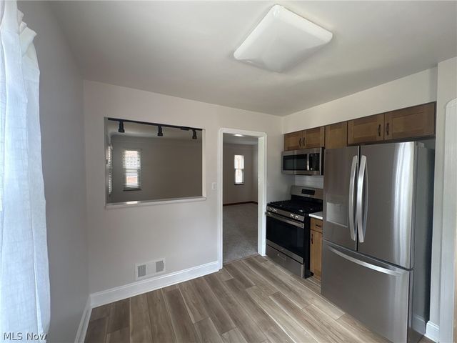 5082 W 5th Street, Brooklyn Heights, OH 44131