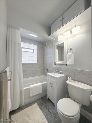 5082 W 5th Street, Brooklyn Heights, OH 44131
