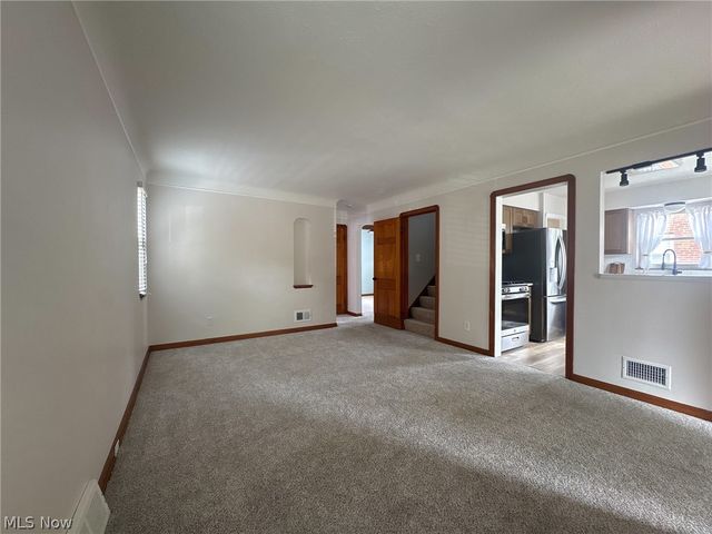 5082 W 5th Street, Brooklyn Heights, OH 44131