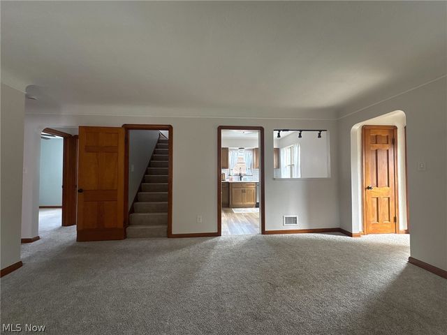 5082 W 5th Street, Brooklyn Heights, OH 44131