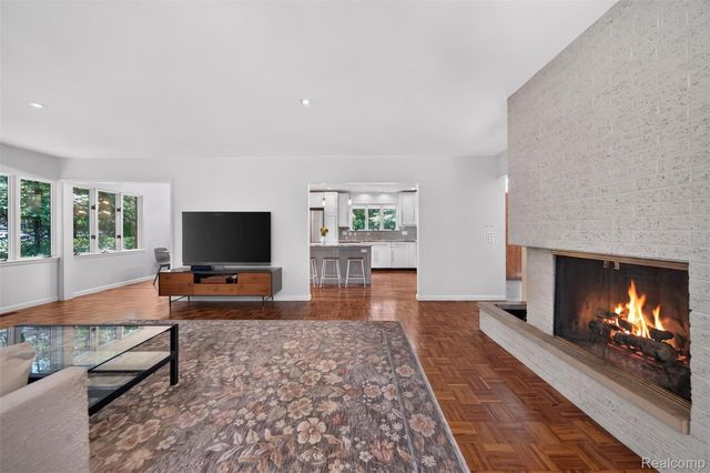 7388 Lindenmere Drive, Bloomfield Hills, MI 48301