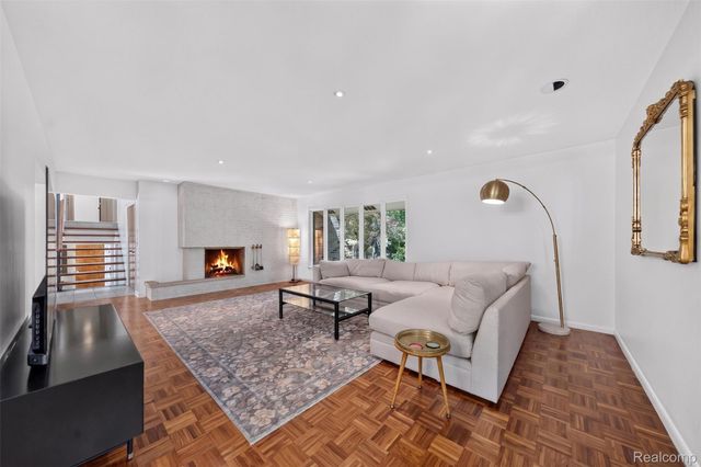 7388 Lindenmere Drive, Bloomfield Hills, MI 48301