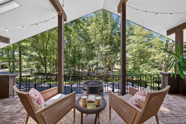 7388 Lindenmere Drive, Bloomfield Hills, MI 48301
