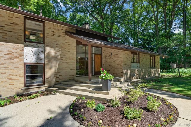 7388 Lindenmere Drive, Bloomfield Hills, MI 48301