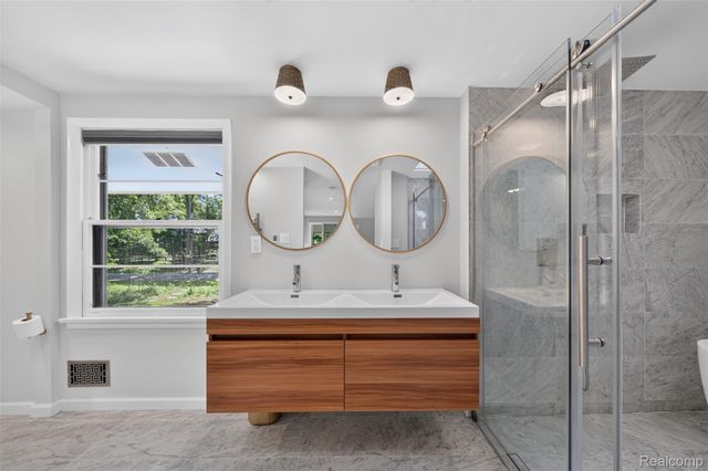 7388 Lindenmere Drive, Bloomfield Hills, MI 48301