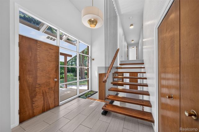 7388 Lindenmere Drive, Bloomfield Hills, MI 48301