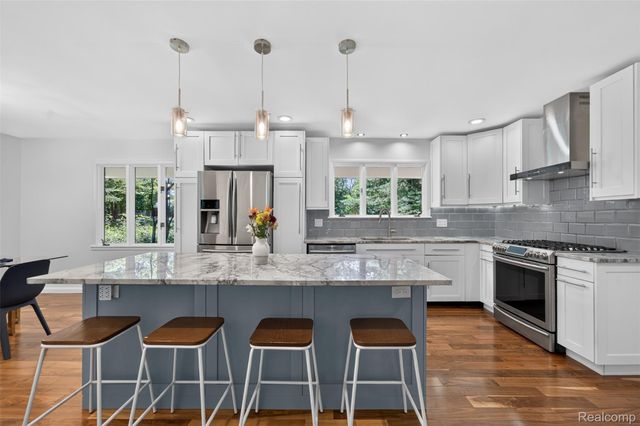 7388 Lindenmere Drive, Bloomfield Hills, MI 48301