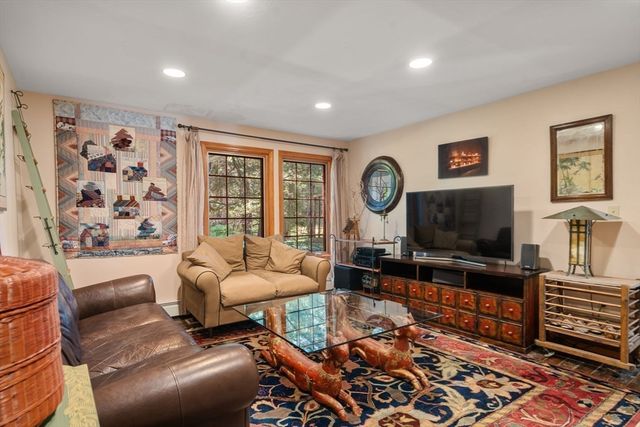 70 Main St, Dover, MA 02030