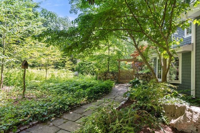 70 Main St, Dover, MA 02030
