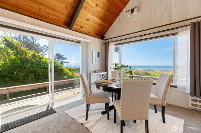 4560 Rolling Dunes Lane, Oak Harbor, WA 98277