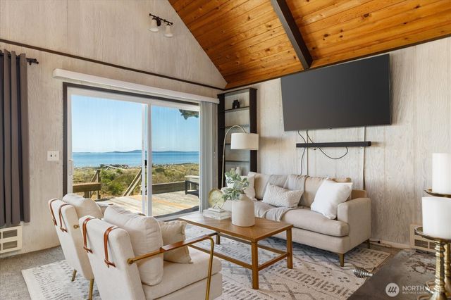 4560 Rolling Dunes Lane, Oak Harbor, WA 98277