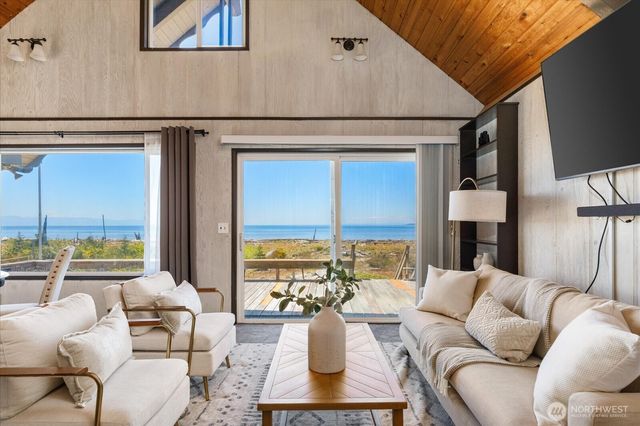 4560 Rolling Dunes Lane, Oak Harbor, WA 98277