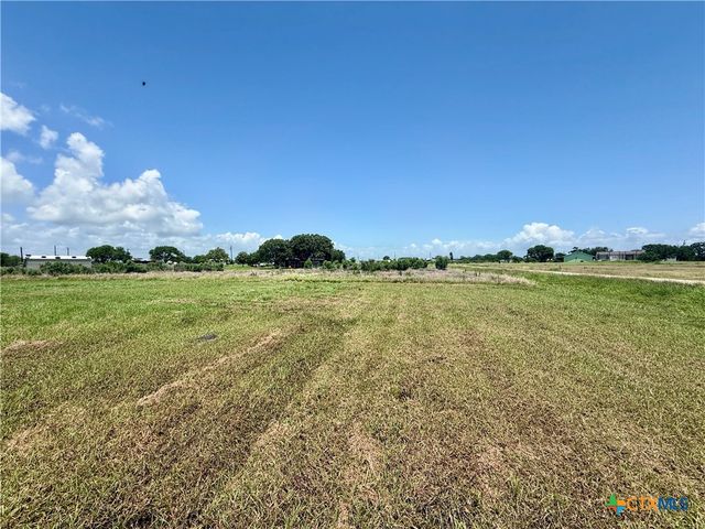 422 N Quailrun Avenue, Port Lavaca, TX 77979