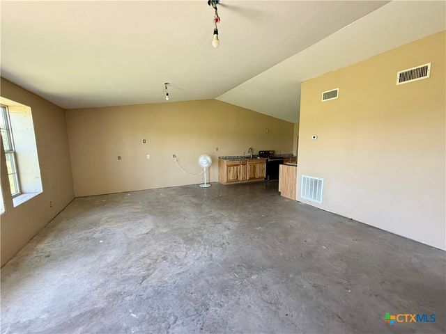 422 N Quailrun Avenue, Port Lavaca, TX 77979