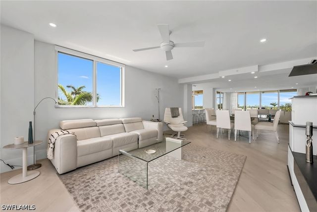 6597 Nicholas BLVD 401, Naples, FL 34108