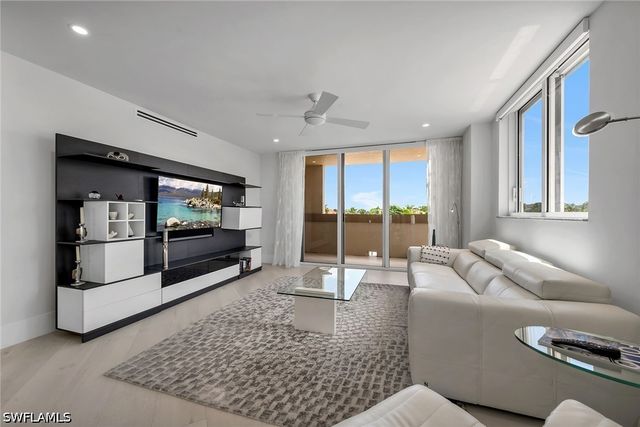 6597 Nicholas BLVD 401, Naples, FL 34108