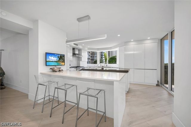 6597 Nicholas BLVD 401, Naples, FL 34108