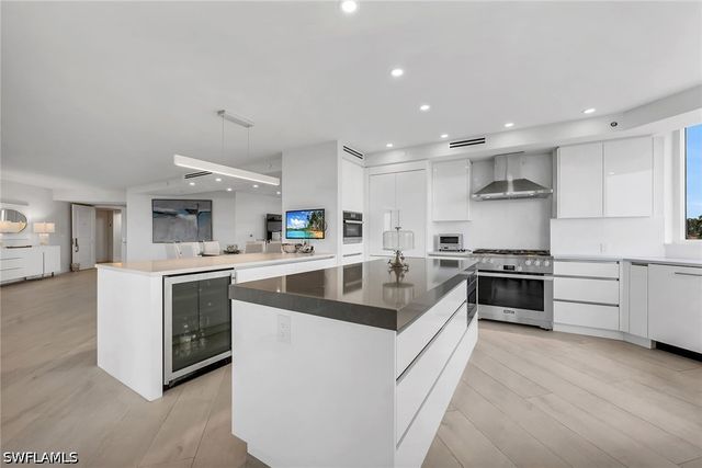 6597 Nicholas BLVD 401, Naples, FL 34108