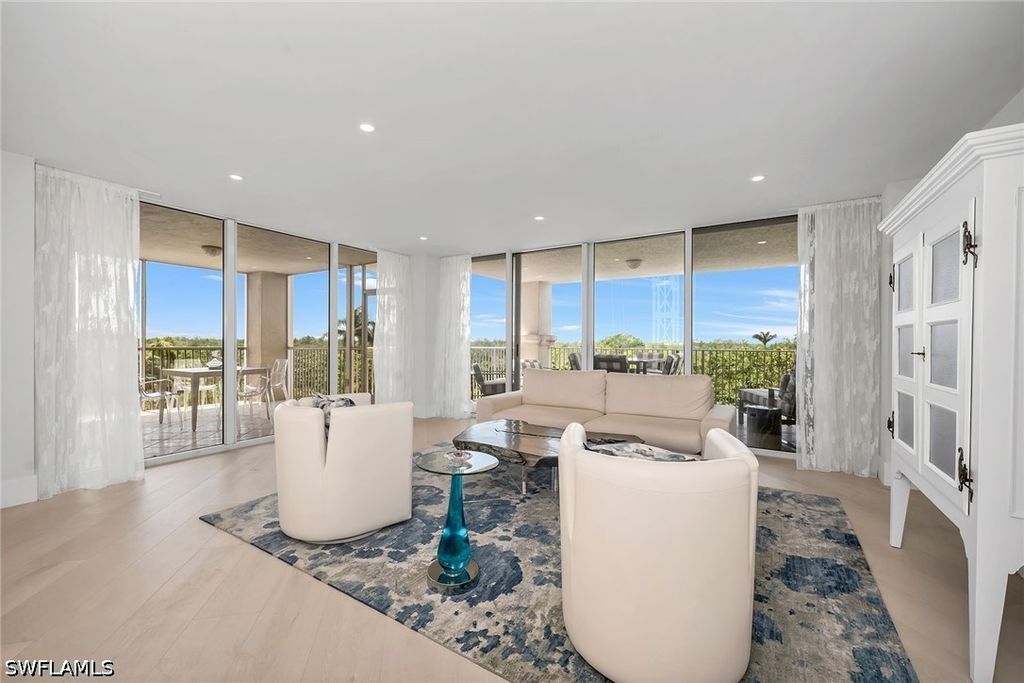 6597 Nicholas BLVD 401, Naples, FL 34108