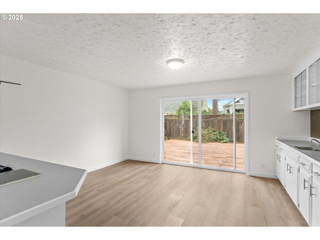 7206 N AMHERST St, Portland, OR 97203