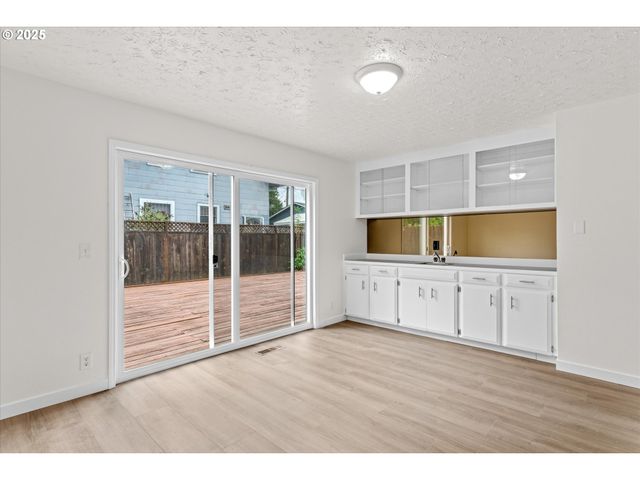 7206 N AMHERST St, Portland, OR 97203