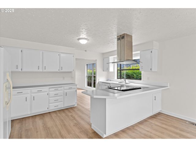 7206 N AMHERST St, Portland, OR 97203