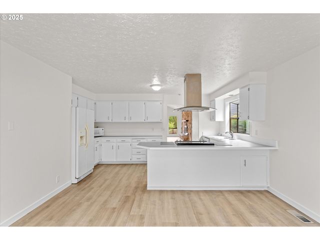 7206 N AMHERST St, Portland, OR 97203