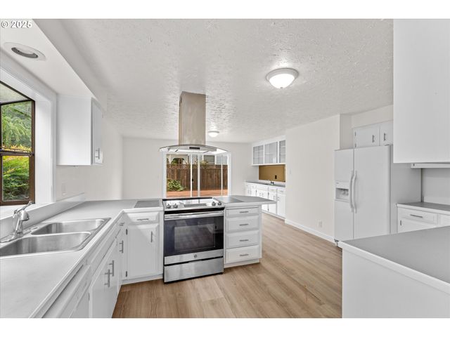 7206 N AMHERST St, Portland, OR 97203