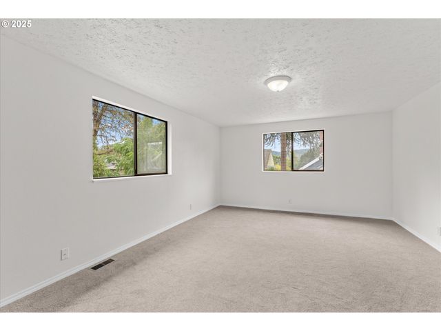 7206 N AMHERST St, Portland, OR 97203