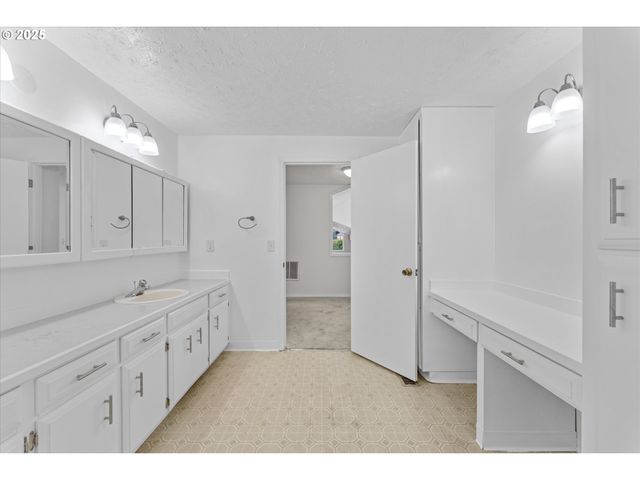 7206 N AMHERST St, Portland, OR 97203