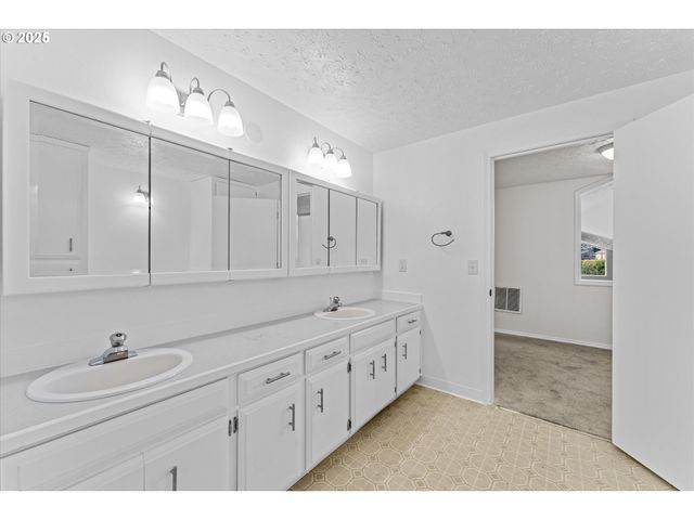 7206 N AMHERST St, Portland, OR 97203