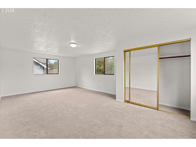 7206 N AMHERST St, Portland, OR 97203