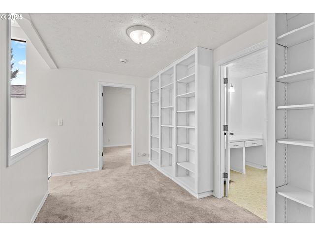 7206 N AMHERST St, Portland, OR 97203