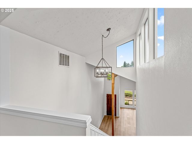 7206 N AMHERST St, Portland, OR 97203