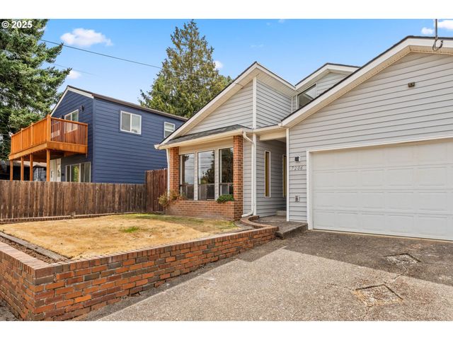 7206 N AMHERST St, Portland, OR 97203